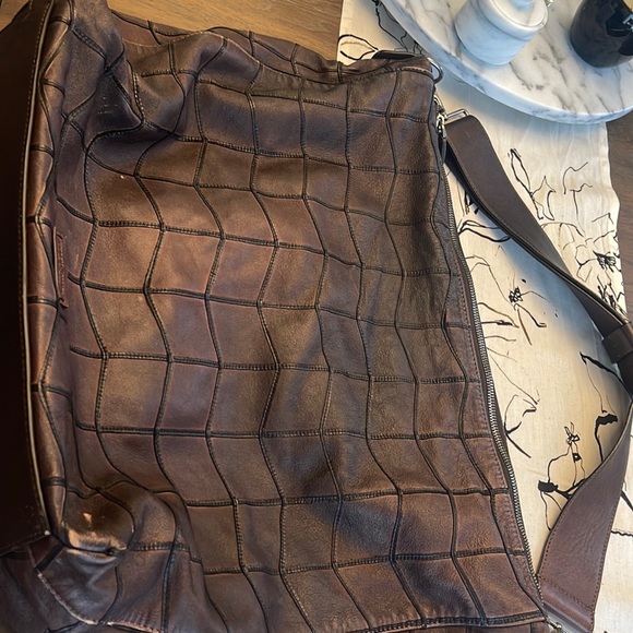 GIORGIO ARMANI XTRA LARGE TOTE. BEAUTIFUL. GENUINE LEATHER. ❤️❤️ - Picture 4 of 14